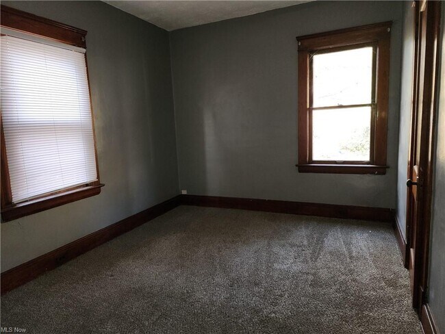 Building Photo - 11321 Parkview Ave