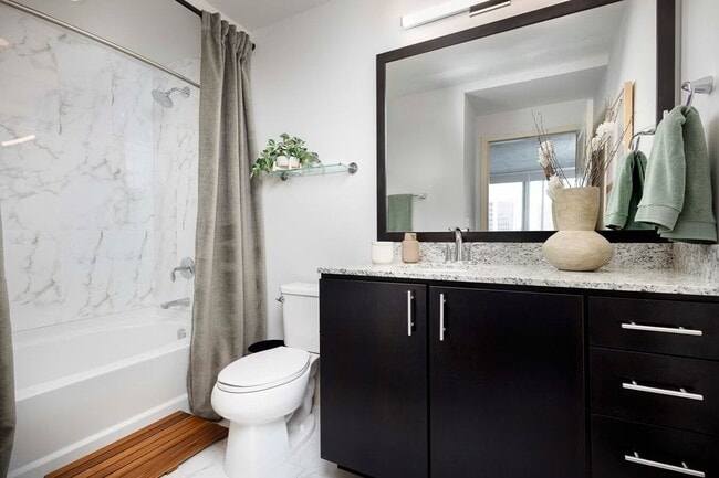 Building Photo - Modern Studio, Skyline Views