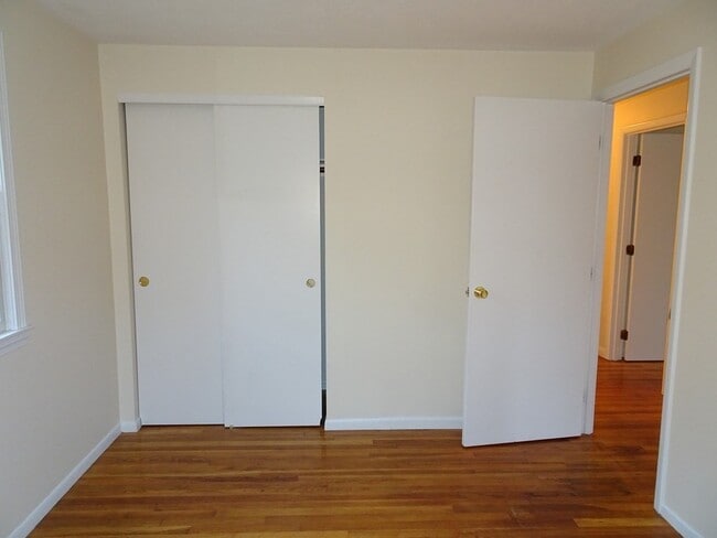 Building Photo - 6 Pondover Rd