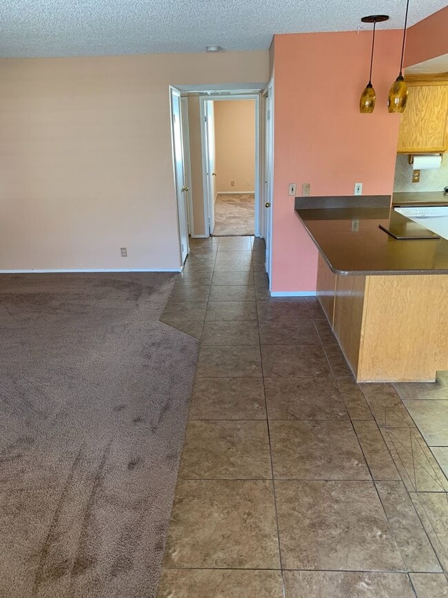 Building Photo - Beautiful upper level larger 2 bedroom, 2 ...