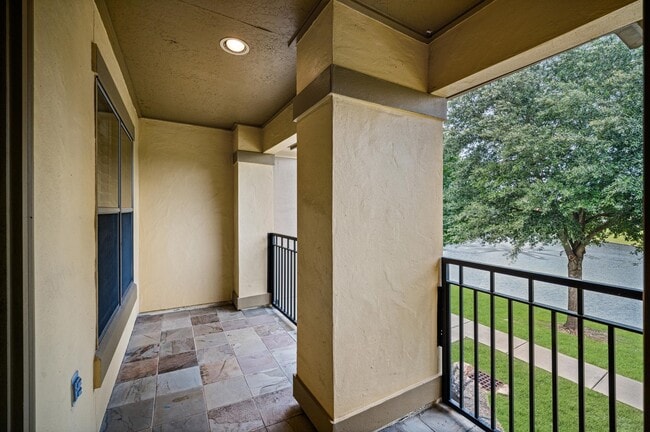 Building Photo - 2047 Palm Forest Ln