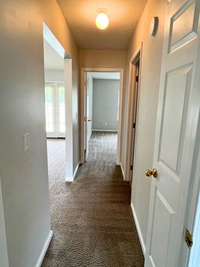 Building Photo - 3/2 centrally located!!