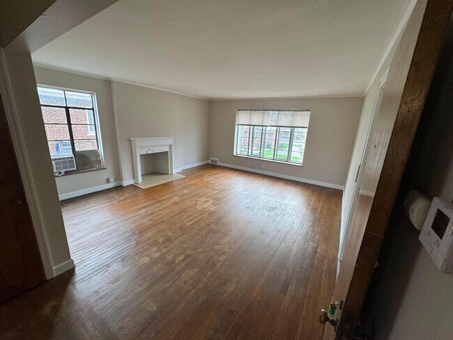 Building Photo - 18 N Huron Ave