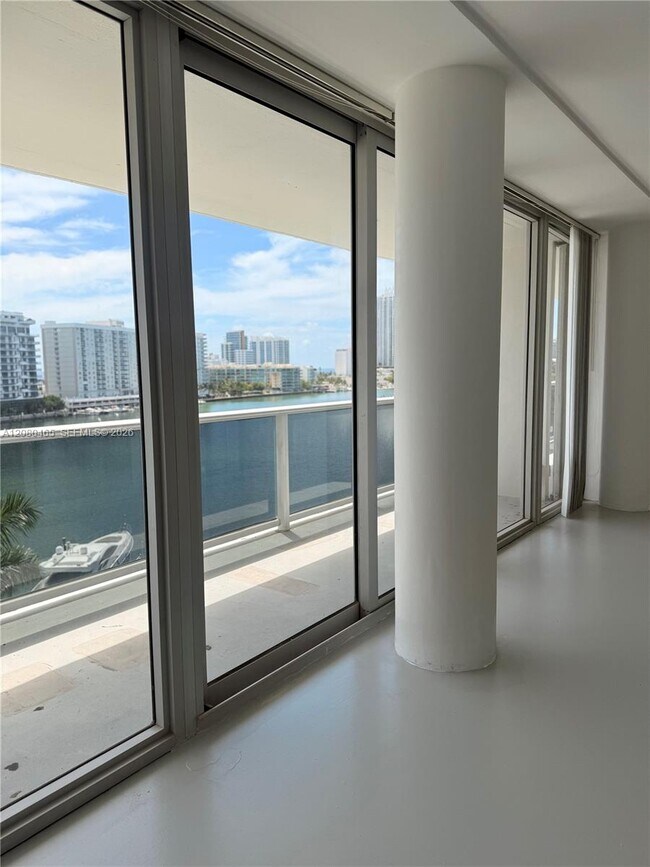 Building Photo - 900 Bay Dr