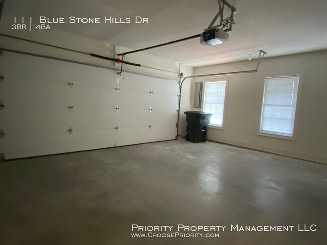 Building Photo - Gorgeous 3 Bed 3.5 Bath End Unit