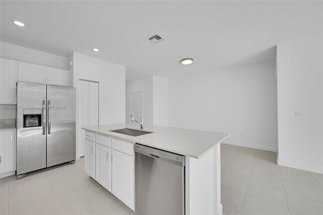 Building Photo - 4548 Hollister Ave