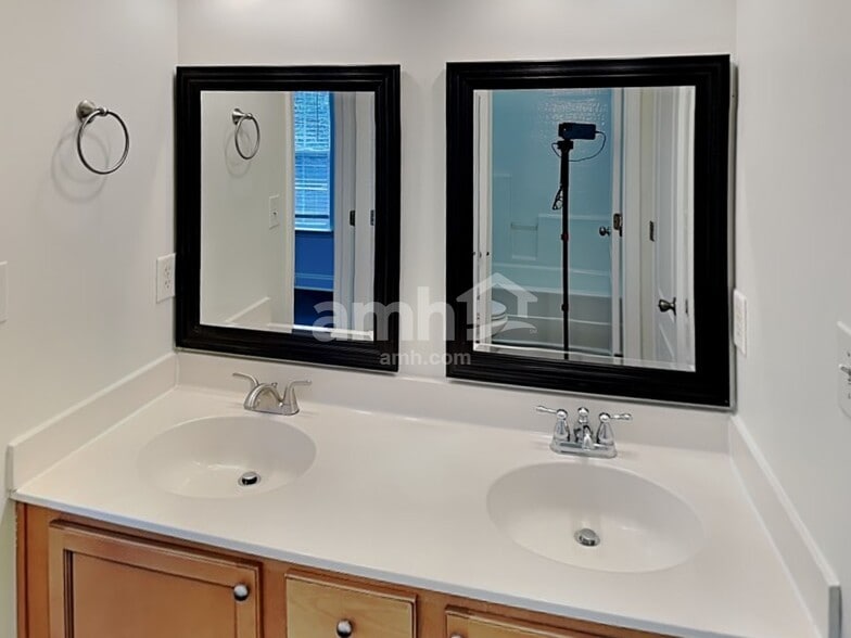 Building Photo - 1684 Woods Ln