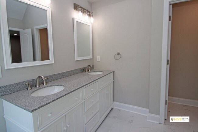 Building Photo - Upscale rental in Harrisonburg!