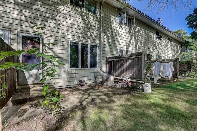 Building Photo - 40 N Lakewood Gardens Ln