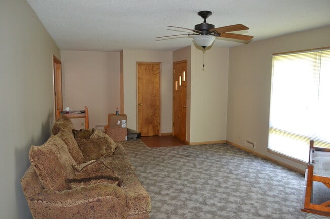 Building Photo - Nice 3-4 Br, 2 Bath Ranch style home, fenced in yard, garage, patio, full basement