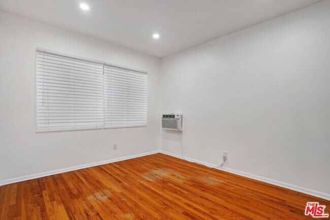 Building Photo - 476 S Roxbury Dr