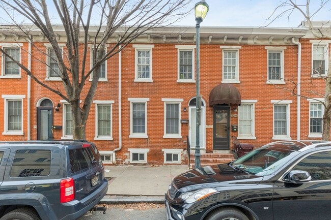 Building Photo - Pet Friendly 2 BR townhouse
