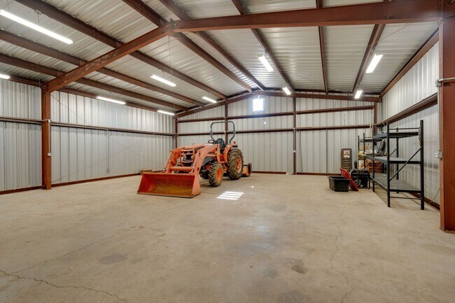 Building Photo - Spacious 3 Bed, 2 Bath Home with Acreage, ...