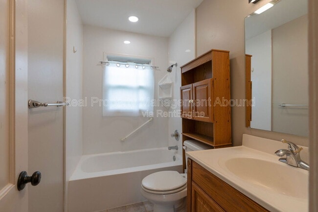 Building Photo - 314 N Birch St