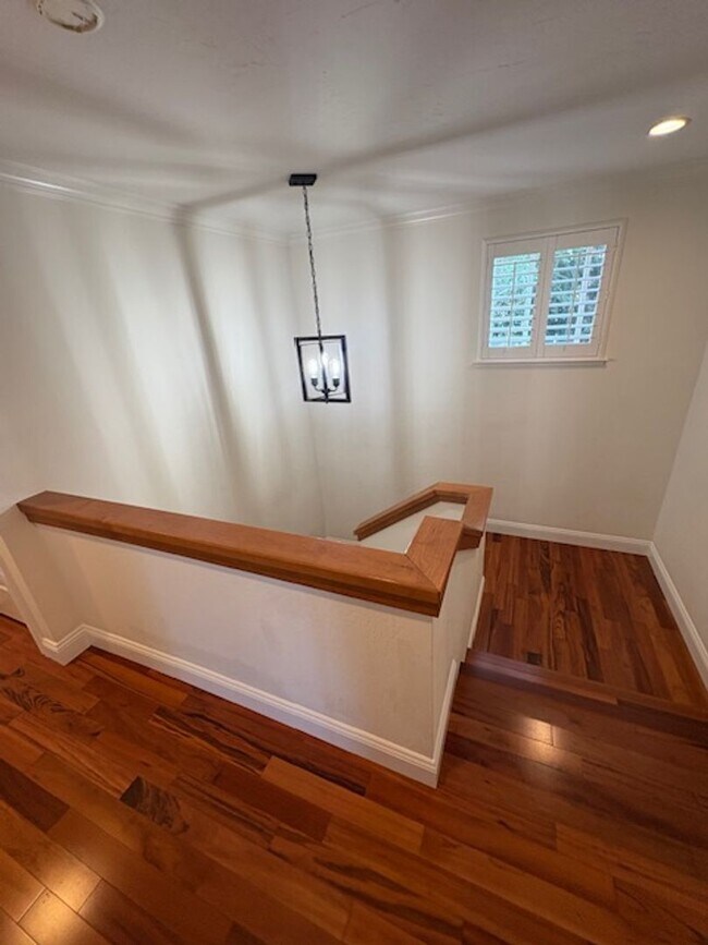 Building Photo - Los Gatos Family Townhome Ready for Move i...