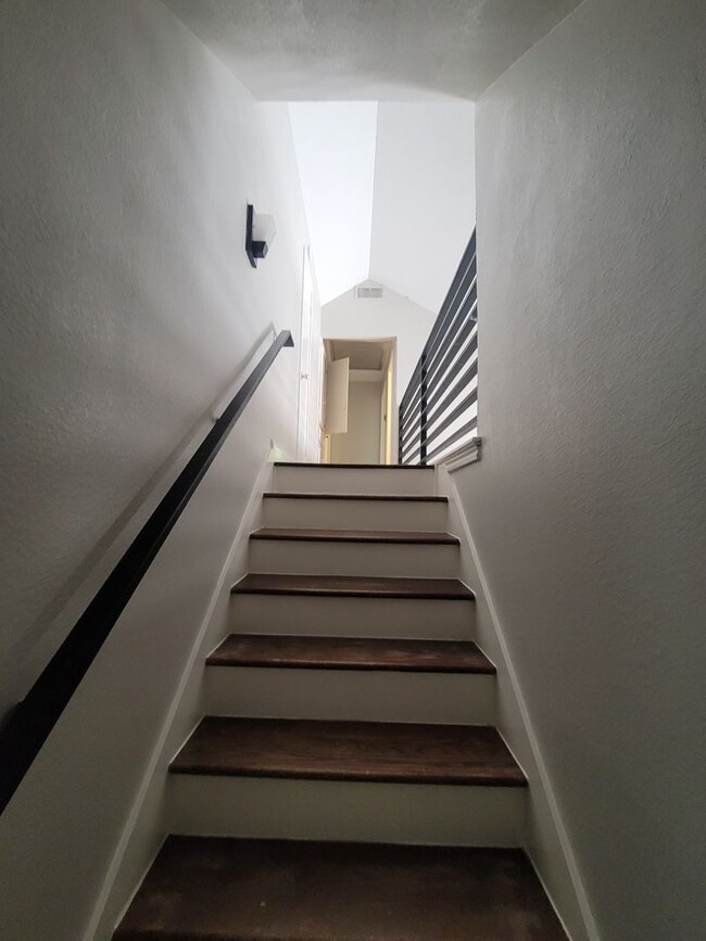 Building Photo - Discover the perfect mix of elegance and c...