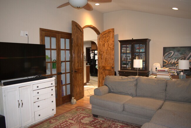 Building Photo - 2744 S Golden Way