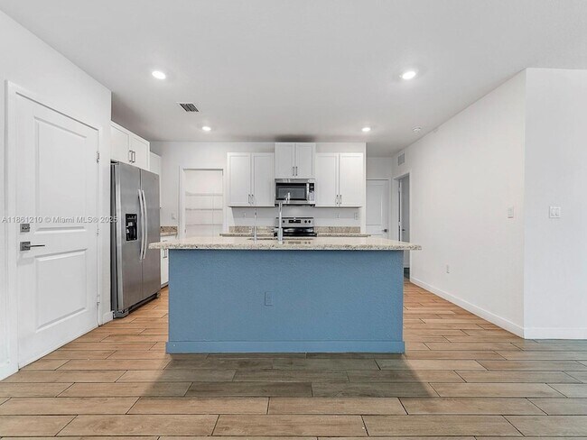 Building Photo - 501 NE 6th Ct