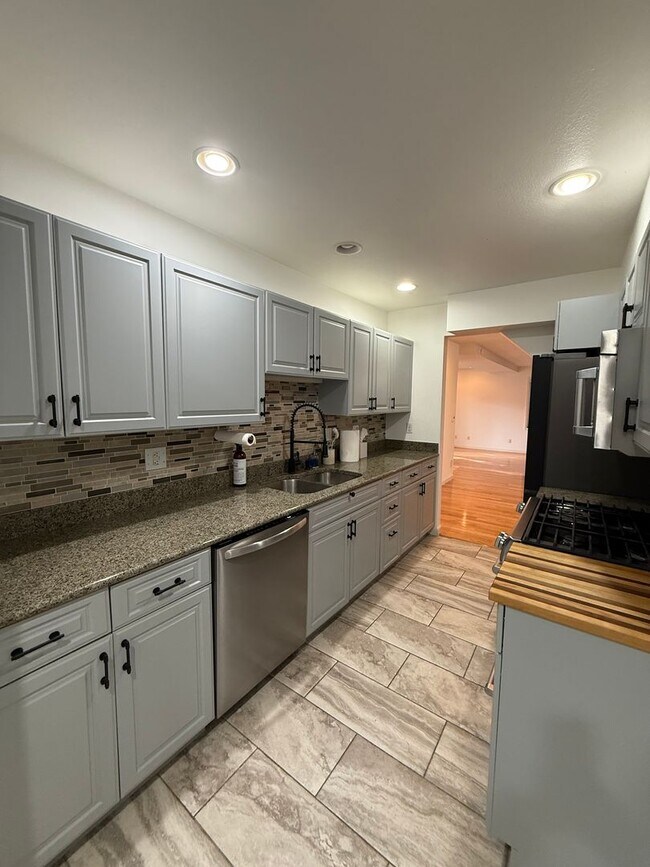 Building Photo - HALF MONTH RENT FREE!!!! GORGEOUS Brick To...