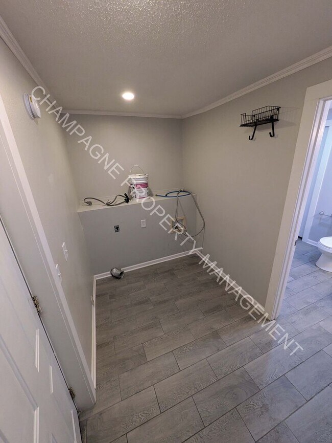 Building Photo - 3 Bedroom Home, conveniently located near UMKC!