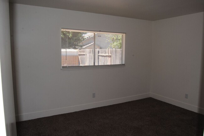 Building Photo - 2401 Bernice Ct