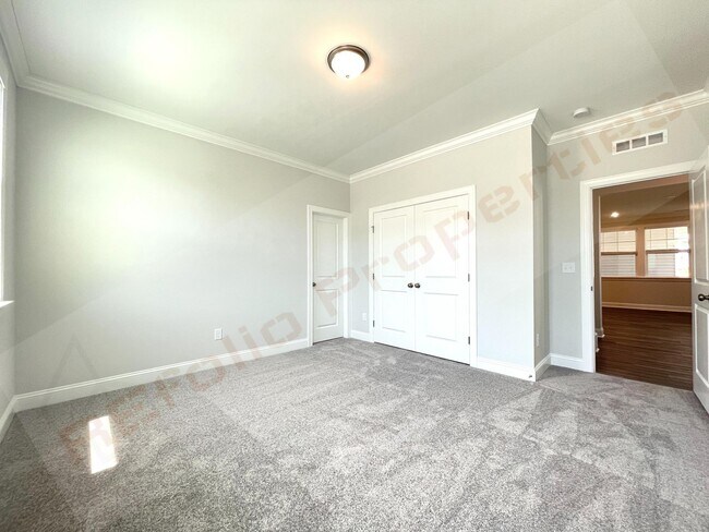 Building Photo - Gorgeous 4 Bedroom 3 Bath Home with Fiber ...