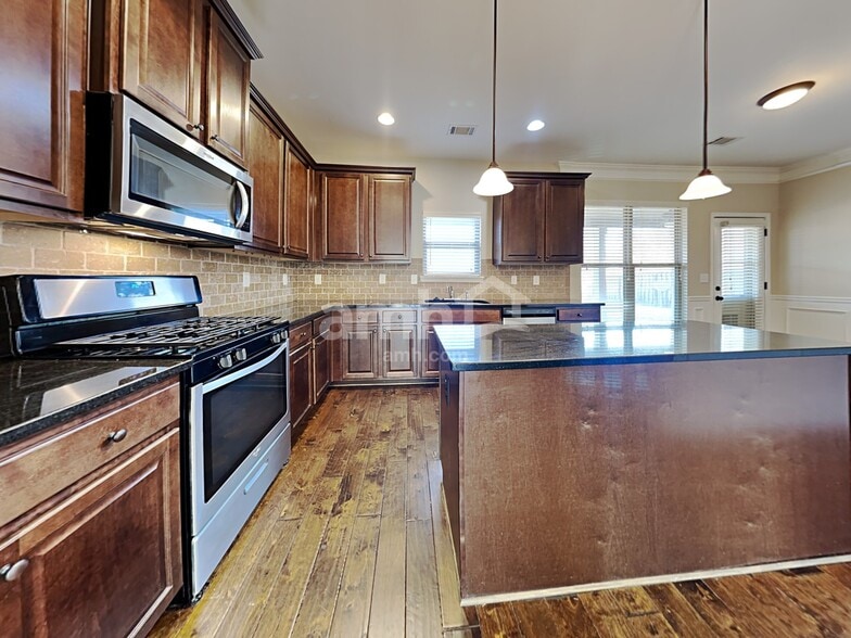 Building Photo - 137 Border Ave