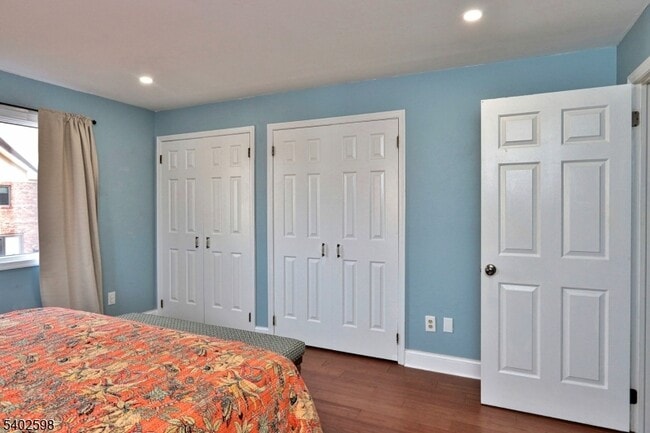 Building Photo - 35 Mews Ln