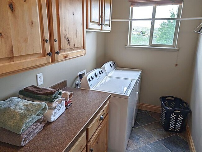 Building Photo - Spacious Partislly or Fully Furnished Jordanelle Townhome