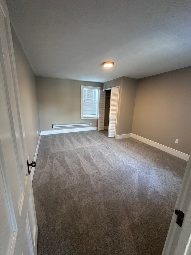 Building Photo - Village of Manlius 1 bedroom/ 1 full bathroom Apt. Sign a lease and pay $1,000 for the month of J...