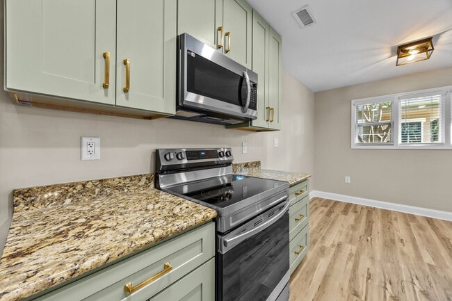 Building Photo - 425 W 8th St