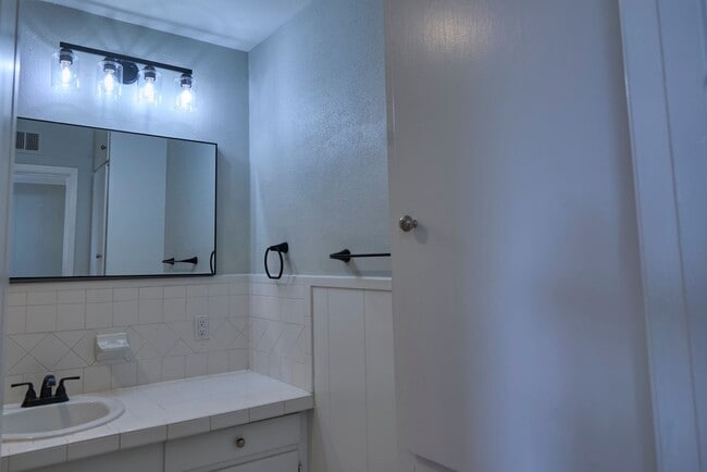 Building Photo - Excellent location! First Floor Condo in NEISD ready for move in Now