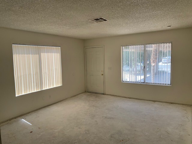 Building Photo - 2 bedroom townhouse Nellis/Charleston 1425/mo