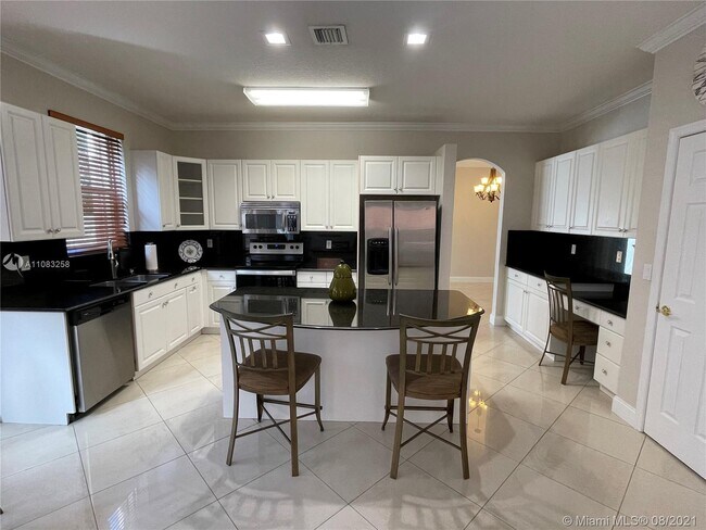 Building Photo - 16331 SW 49th Ct