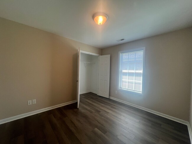 Building Photo - MOVE-IN SPECIAL! $200 off 1st full month's...