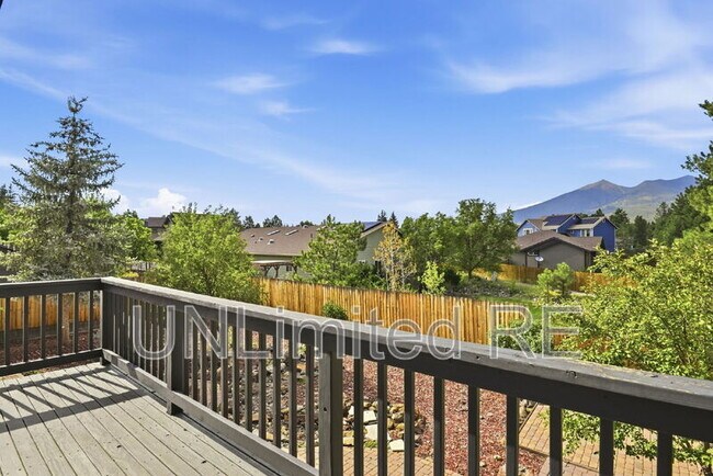 Building Photo - 2700 W Lynette Dr
