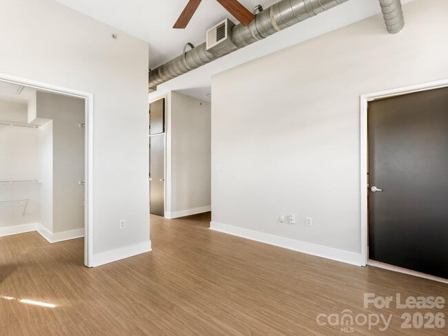 Building Photo - 514 W 10th St