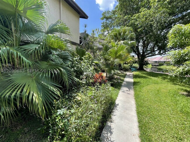 Building Photo - 2160 Bayberry Dr