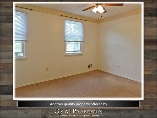 Building Photo - Two Bedroom, One and a Half Bath Townhouse - Close to U of R/ Strong