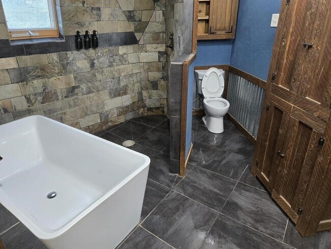 Building Photo - 425 Carriage Trail