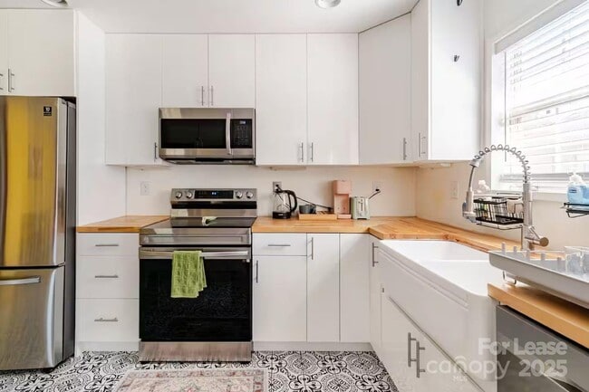 Building Photo - 817 E 17th St