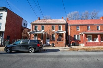 Building Photo - 2 Bedroom, 1.5 Bath, Duplex in Historic Martinsburg, WV