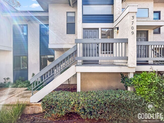 Building Photo - Beautiful 2BD/2.5BA W/ Updated Kitchen, and Attached Garage in Bay Ho!