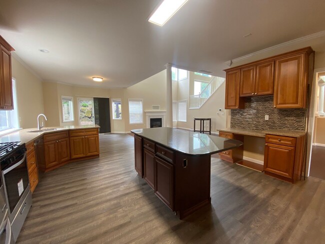 Building Photo - Beautiful 5 Bedroom Home!
