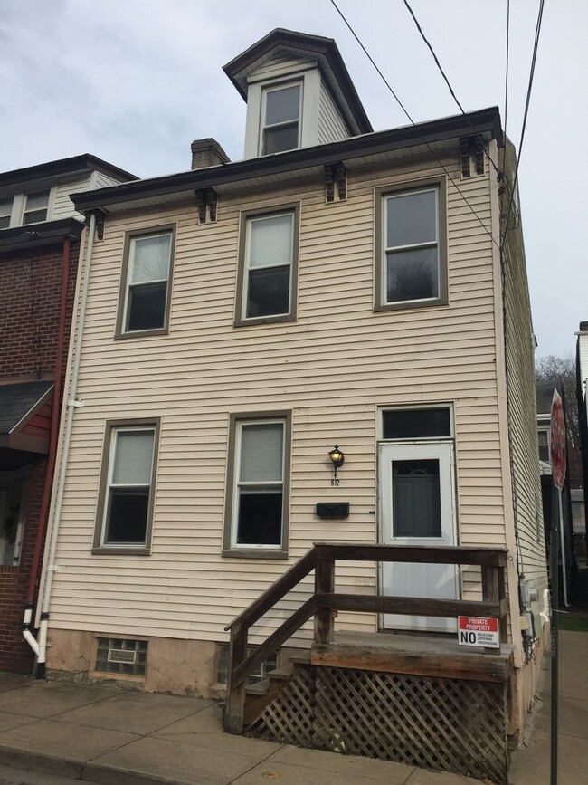 Building Photo - 2 Bedroom House