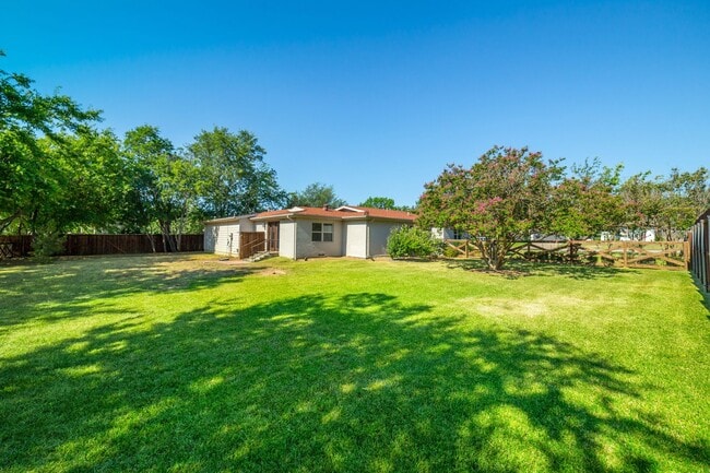 Building Photo - 3 Bedroom 2 Bath 2 Car Garage - Backs Up To A Nice Farm