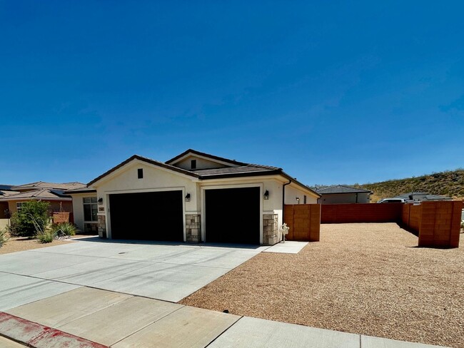 Building Photo - Beautiful Pet-Friendly Home in Hurricane