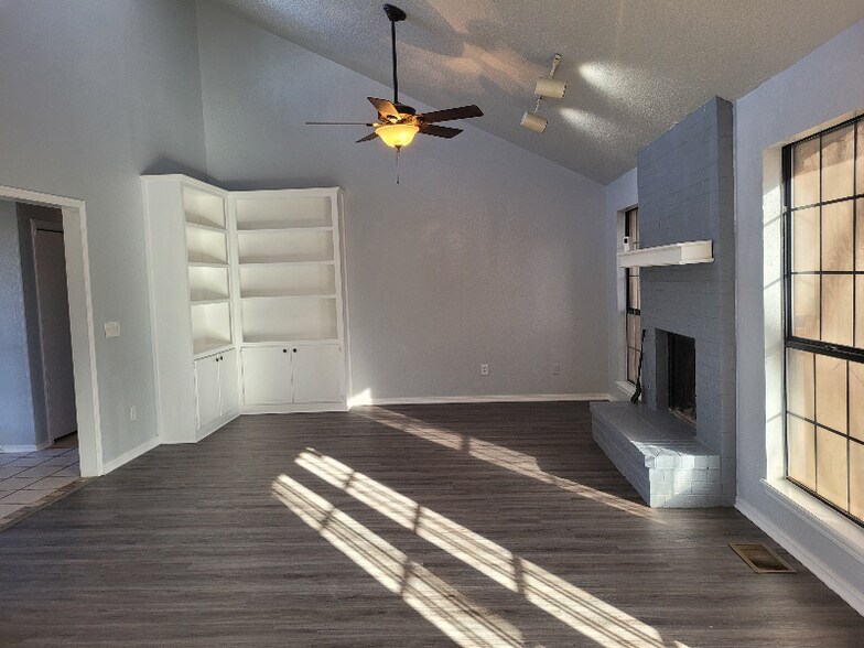 Building Photo - 132 Sonora
