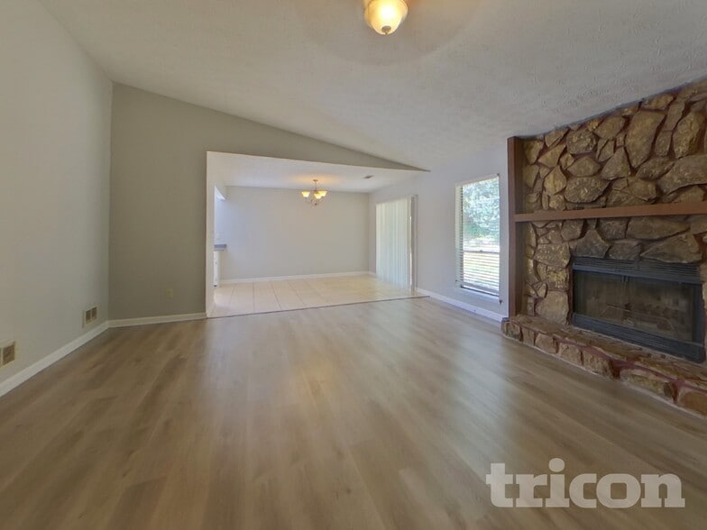Building Photo - 9980 Lake Forest Way