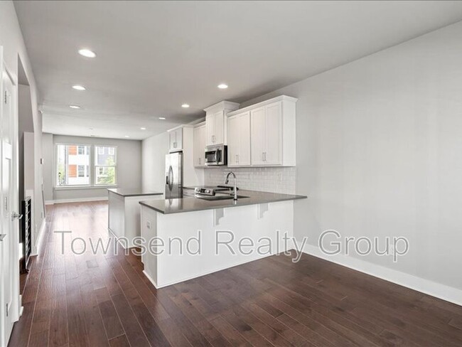 Building Photo - 2122 Bryant Park Dr